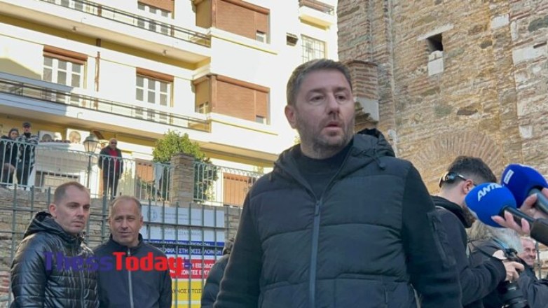 Στο λαϊκό προσκύνημα ο Νίκος Ανδρουλάκης – «Εκατομμύρια Έλληνες αγάπησαν τον Βασίλη Καρρά»