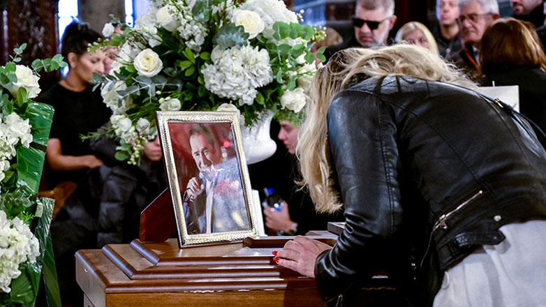 Βασίλης Καρράς: Ποιοι επώνυμοι έδωσαν το «παρών» στην κηδεία του