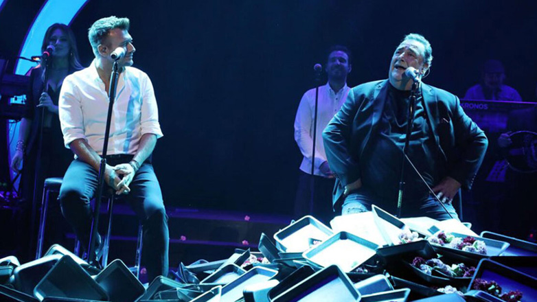 Γιάννης Πλούταρχος: Αποχαιρέτησε συγκινημένος τον Βασίλη Καρρά τραγουδώντας το «Άστην να λέει»