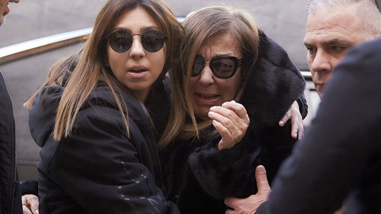 Τραγικές φιγούρες στο λαϊκό προσκύνημα η κόρη του Βασίλη Καρρά και η σύζυγός του, Χριστίνα