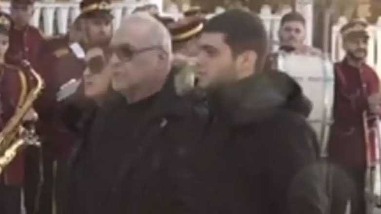 Βασίλης Καρράς: Συντετριμμένος ο αδελφός του στο τελευταίο «αντίο»