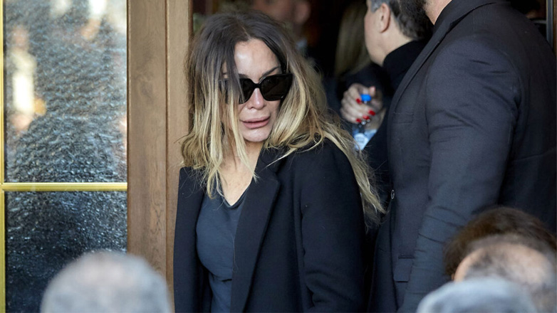 Βασίλης Καρράς: Καταρρακωμένη η Δέσποινα Βανδή στο τρισάγιο – Βγήκε από την πίσω πόρτα της εκκλησίας