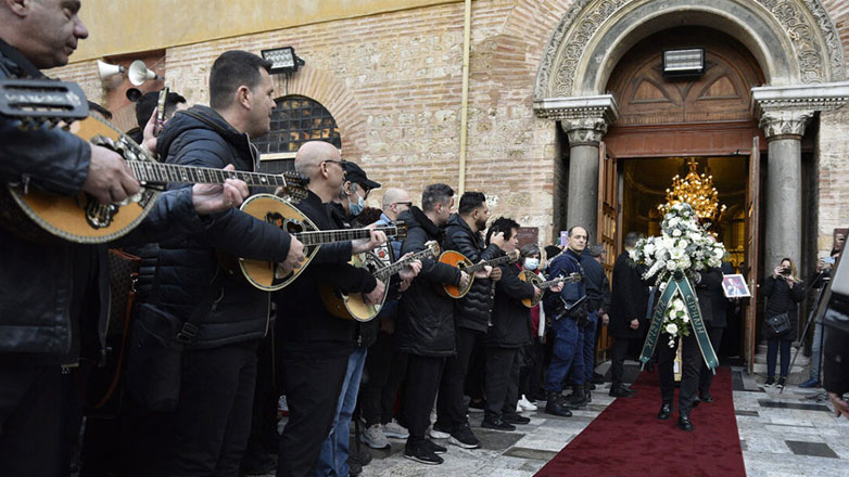 Βασίλης Καρράς: Με δάκρυα στα μάτια και τραγούδια ο τελευταίος αποχαιρετισμός – Σήμερα η ταφή του στην Καβάλα