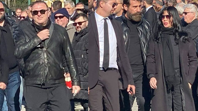 Βασίλης Καρράς: Δέσποινα Βανδή, Βασίλης Μπισμπίκης, Πάολα και Αντώνης Ρέμος στο τρισάγιο