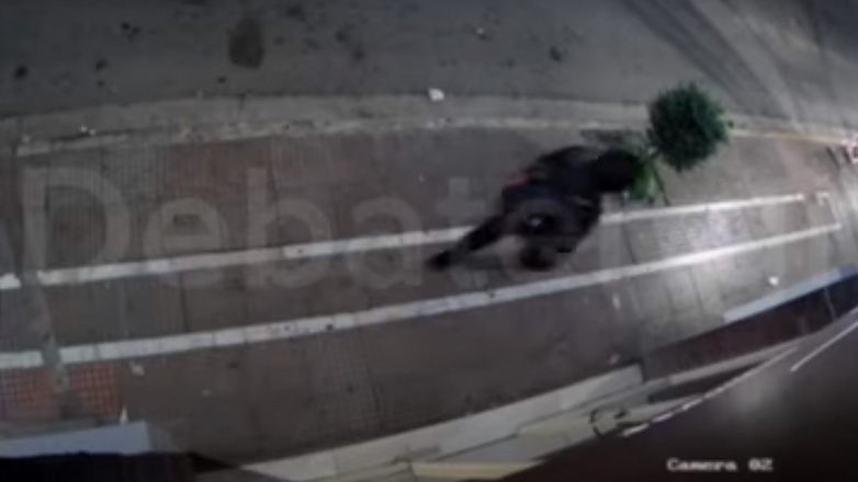 Άγιοι Ανάργυροι: Αυτοκίνητο χτύπησε πεζό και τον πέταξε σε τζαμαρία