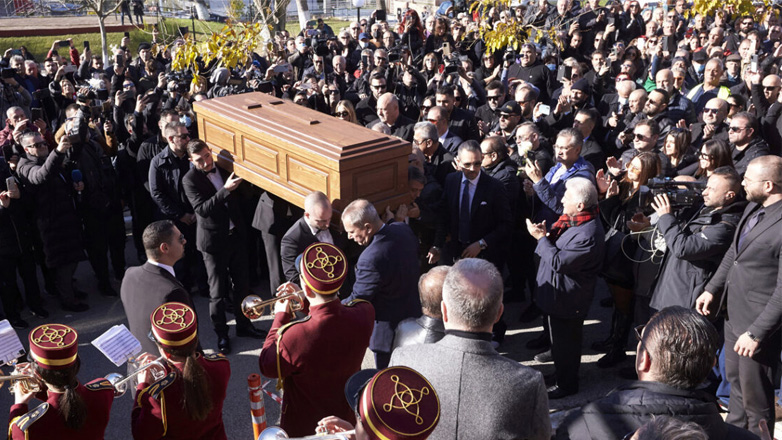 Βασίλης Καρράς: Αυλαία για τον καλλιτέχνη – Ολοκληρώθηκε η ταφή του