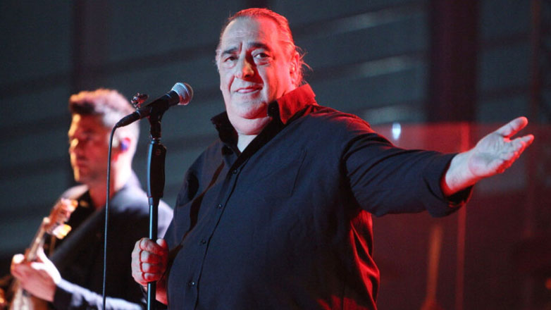 Βασίλης Καρράς: Με πομπή 20 αυτοκινήτων θα φτάσει η σορός του τραγουδιστή στο Κοκκινοχώρι για την ταφή του