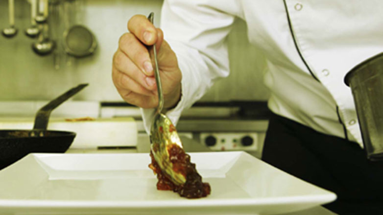 Βραβευμένος σεφ απολύθηκε γιατί έκανε καψόνι σε υπάλληλο – «Τον έδεσε γυμνό σε καρέκλα με μήλο στο στόμα»