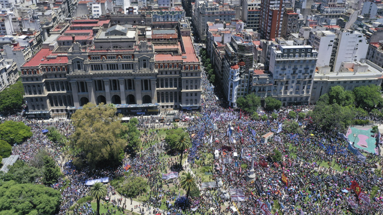 Αργεντινή: Χιλιάδες διαδηλωτές εναντίον της μαζικής «απορρύθμισης» που προωθεί η κυβέρνηση Μιλέι