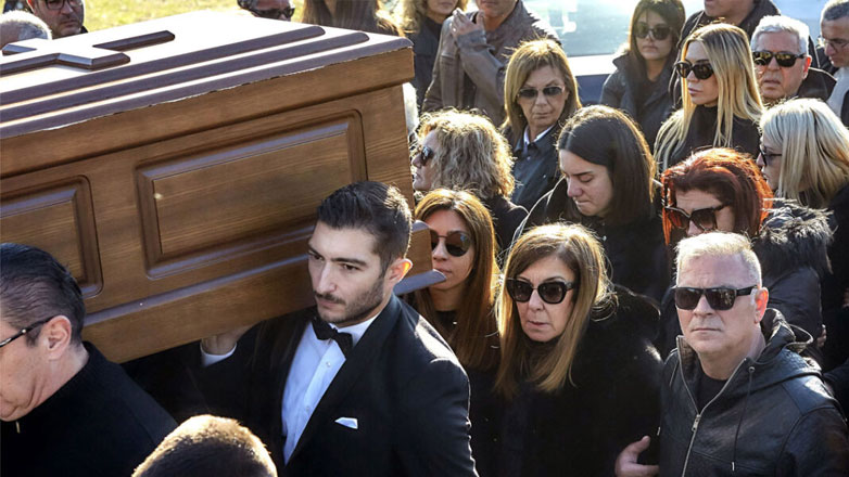 Βασίλης Καρράς: Το πλήθος τραγούδησε το αγαπημένο κομμάτι της γυναίκας του πάνω από το μνήμα