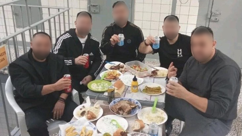 Κρατούμενοι έκαναν ρεβεγιόν μέσα στις φυλακές Κορυδαλλού