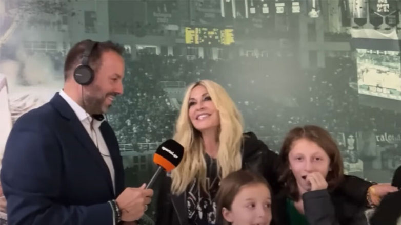 Στο γήπεδο με τα εγγόνια της η Άννα Βίσση – Οι δηλώσεις on camera με τον Νέστορα και τον Νίκο