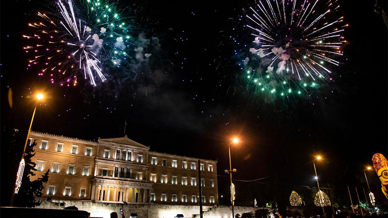 Παραμονή Πρωτοχρονιάς στο Σύνταγμα με Νίκο Πορτοκάλογλου και Μαρίνα Σάττι