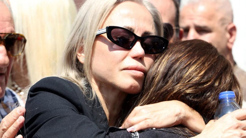 Νίκος Φλωρινιώτης: Η Αννούλα Φλωρινιώτη στο μνημόσυνο για τις 9 μέρες από τον θάνατό του