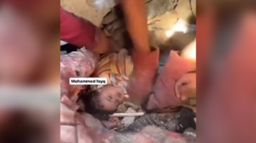 Βίντεο σοκ: Διέσωσαν μωρό από τα χαλάσματα κτηρίου, μετά από ισραηλινό βομβαρδισμό στη Γάζα