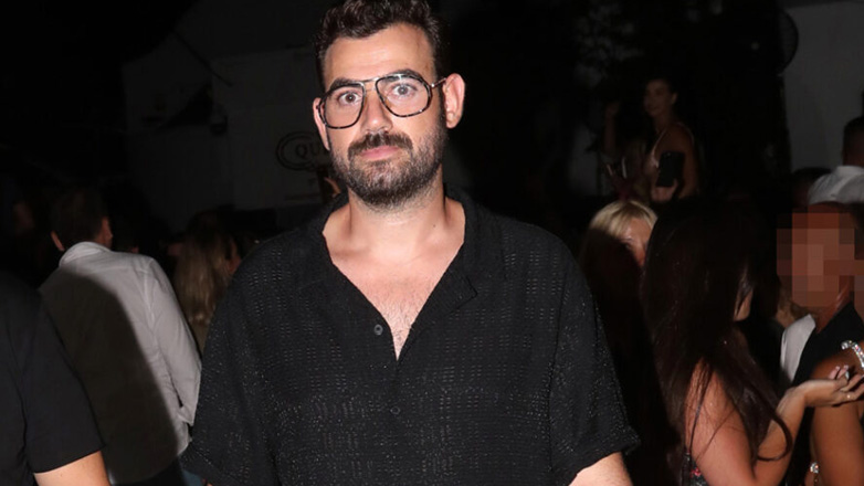 Συγκλονίζει ο ιερέας που κήδευσε τον αδερφό του Νίκου Πολυδερόπουλου: «Πάθανε μεγάλο χτύπημα, το πένθος είναι βαρύ»