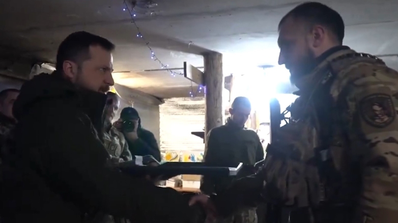 Ουκρανία: Ο πρόεδρος Ζελένσκι επισκέφθηκε την Αβντίιβκα, στη γραμμή του μετώπου, και παρασημοφόρησε στρατιώτες