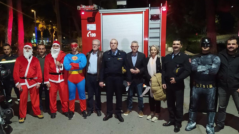 Κρήτη: «Ιπτάμενοι» πυροσβέστες, ντυμένοι Άγιοι Βασίληδες, μοίρασαν δώρα σε ασθενείς νοσοκομείων