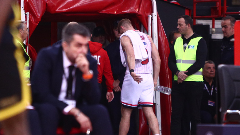 Απρόοπτο με τον Γουόκαπ στον Ολυμπιακό, τραυματίστηκε και αποσύρθηκε στα αποδυτήρια