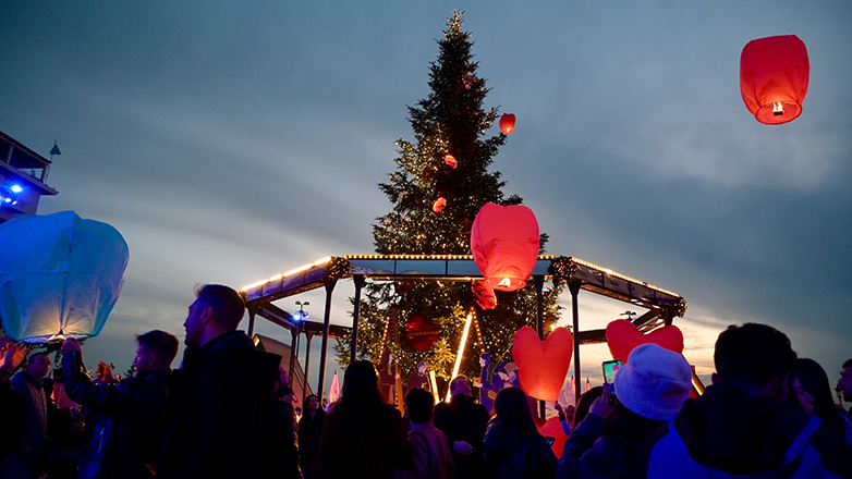 Θεσσαλονίκη: Εκατοντάδες φαναράκια στον ουρανό πάνω από την Αριστοτέλους στην εκπνοή του 2023