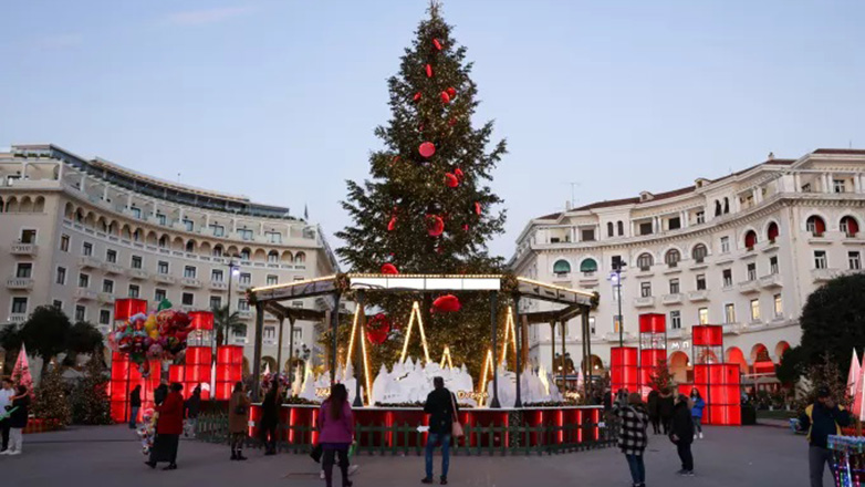 Σε εορταστικούς ρυθμούς η Θεσσαλονίκη λίγες ώρες πριν το 2024