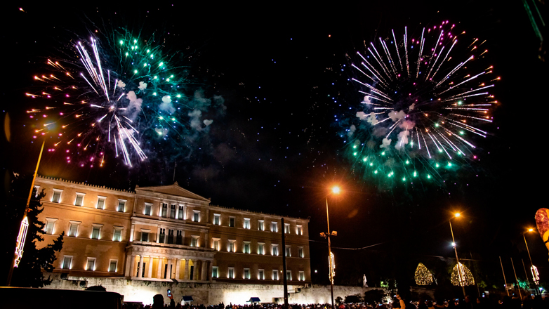 Mε πυροτεχνήματα, πανηγύρια και πάρτι υποδέχτηκε η Ελλάδα το 2024