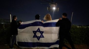 Ισραήλ: Νέοι στο Τελ Αβίβ εύχονται το 2024 να φέρει την ειρήνη