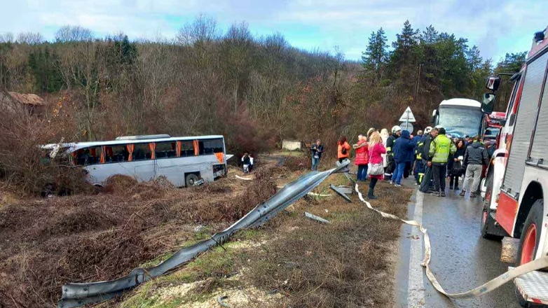 Τουριστικό λεωφορείο με Έλληνες εκδρομείς συγκρούστηκε με νταλίκα – 10 τραυματίες