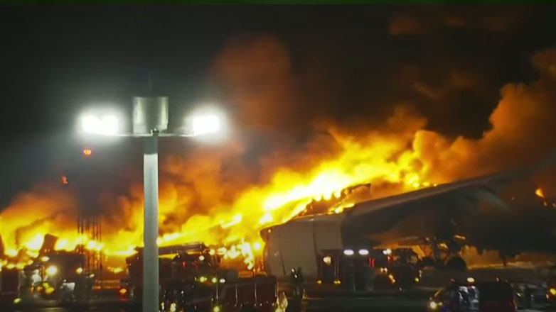 Live εικόνα: Στις φλόγες επιβατικό αεροπλάνο της Japan Airlines στο αεροδρόμιο του Τόκιο