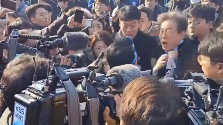 Νότια Κορέα: Άγνωστα τα κίνητρα του δράστη της επίθεσης στον ηγέτη της αντιπολίτευσης – Του ζήτησε αυτόγραφο και τον μαχαίρωσε