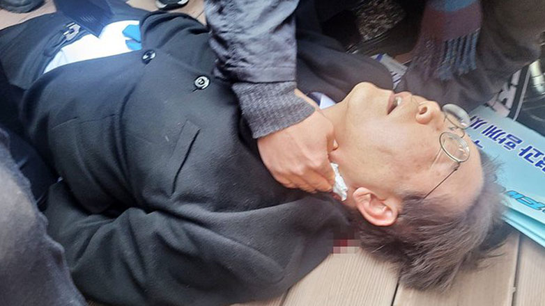 Νότια Κορέα: Ο ηγέτης της αντιπολίτευσης Λι Τζε-μιουνγκ τραυματίστηκε στον λαιμό μετά από επίθεση με μαχαίρι