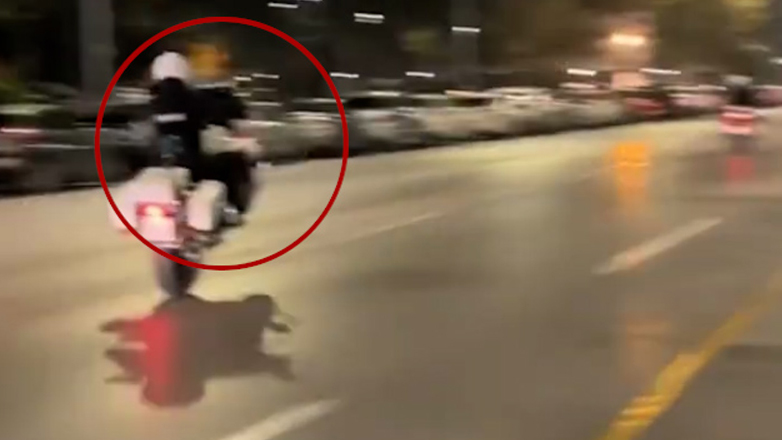 Μοτοσικλετιστής της ΕΛ.ΑΣ κάνει «σούζα» και προκαλεί