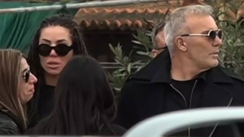Συντετριμμένοι o Στέλιος Ρόκκος και η Λελέ Γκόφα στην κηδεία του Νίκου Ρόκκου