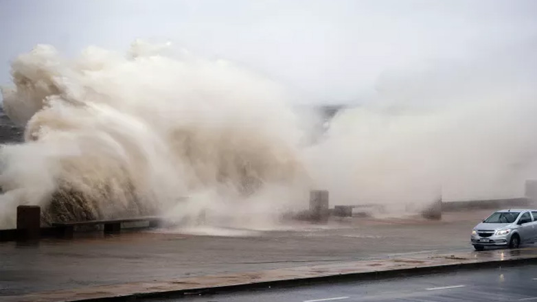 Περού: Έκλεισαν δεκάδες λιμάνια εξαιτίας ασυνήθιστα ψηλών κυμάτων