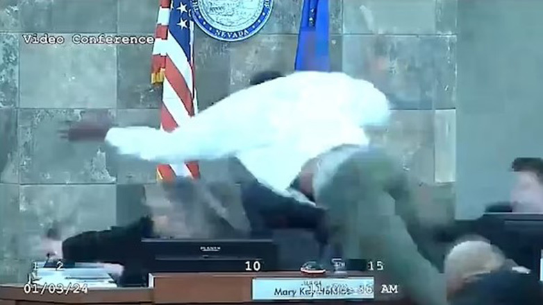 Κατηγορούμενος όρμησε σε γυναίκα δικαστή όταν του ανακοίνωσε ότι θα μπει φυλακή
