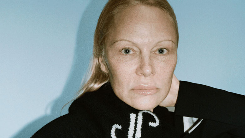 Η Pamela Anderson ποζάρει χωρίς μακιγιάζ στη νέα καμπάνια της Proenza Schouler