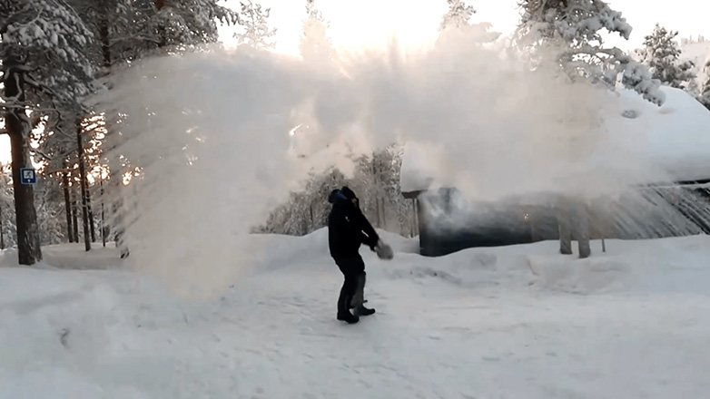 Φινλανδία: Οι πολικές θερμοκρασίες παγώνουν ακόμα και το βραστό νερό… στον αέρα