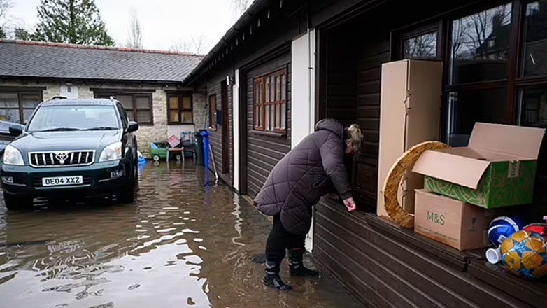 Βρετανία: «Ποτάμια» οι δρόμοι από την καταιγίδα Χενκ