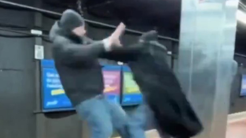 ΗΠΑ: Καβγάδιζαν σε αποβάθρα του μετρό και τον πέταξε στις ράγες