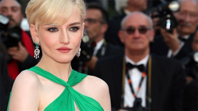 Η Τζούλια Γκάρνερ πρωταγωνιστεί στη νέα ταινία του Λι Γουανέλ «Wolf Man»