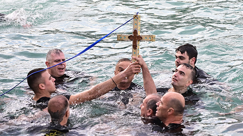 Θεοφάνεια: Με ιδιαίτερη λαμπρότητα τελέστηκε ο Αγιασμός των υδάτων σε διάφορες περιοχές της Ελλάδας