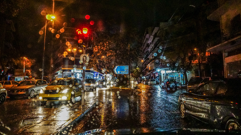 Ισχυρές καταιγίδες και θυελλώδεις νοτιάδες «σάρωσαν» την Αττική τα μεσάνυχτα