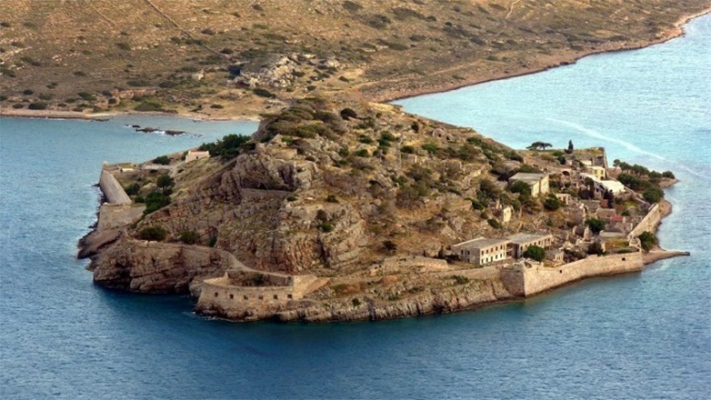 Κρήτη: Ο Άγιος Βασίλης δεν σταμάτησε ποτέ στη Σπιναλόγκα – Μνήμες ενός παιδιού που γεννήθηκε εκεί