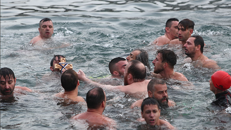 Θεσσαλονίκη – Θεοφάνεια: Με κατάνυξη ο Καθαγιασμός των Υδάτων και η ρίψη του Τιμίου Σταυρού