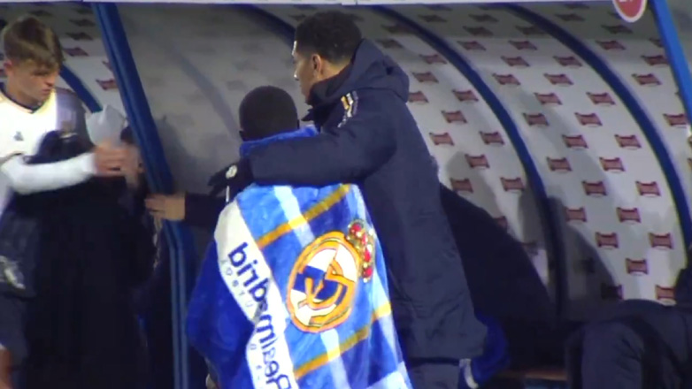 Απίθανος Μπέλιγχαμ: Σκέπασε με κουβέρτα ball boy που έτρεμε από το κρύο