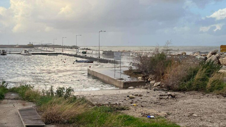 Κύματα «κατάπιαν» 66χρονη στο λιμάνι