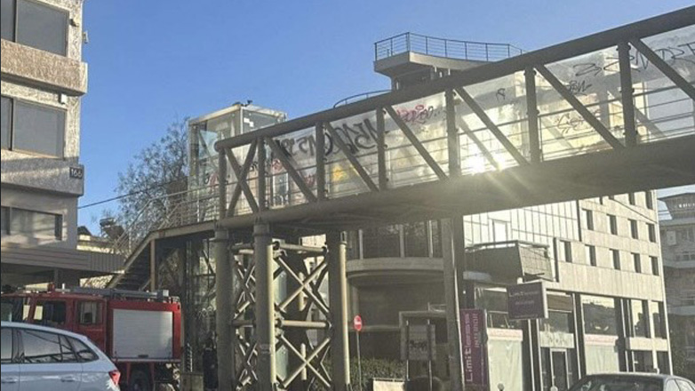 Μαρούσι: Αποκολλήθηκε πλεξιγκλάς από πεζογέφυρα στην Κηφισίας