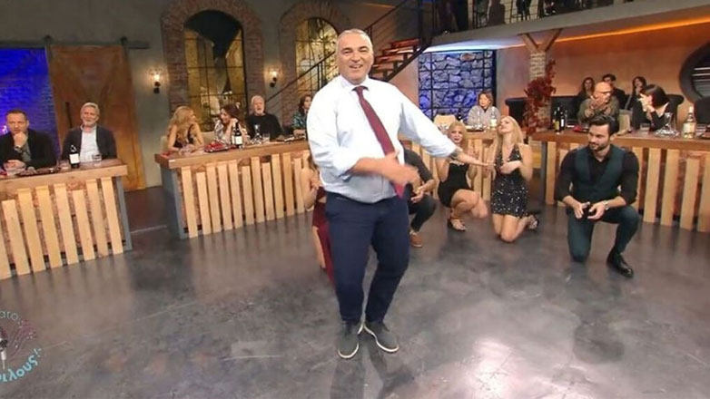 Το ζεϊμπέκικο του Γιάννη Ντσούνου στη νέα εκπομπή του Φερεντίνου – «Ποιος Γκλέτσος; Αποστόλη τρέμε»