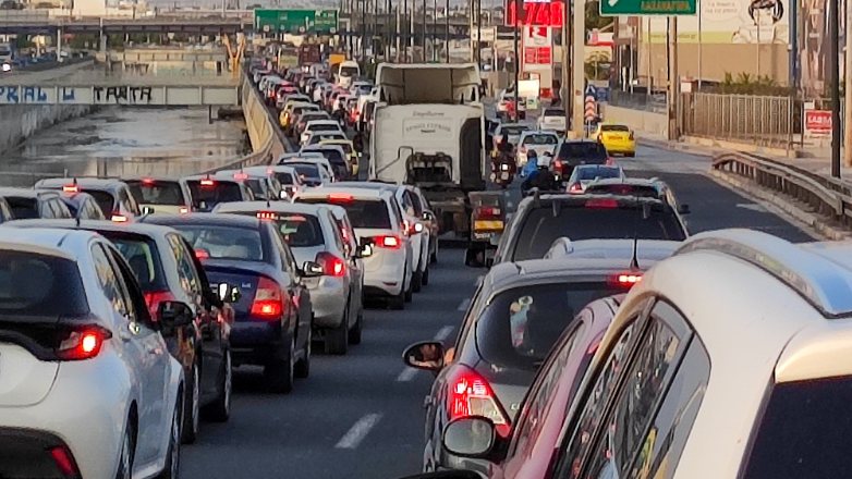 Κίνηση στους δρόμους: «Ουρές» χιλιομέτρων σε Κηφισό και Αττική Οδό
