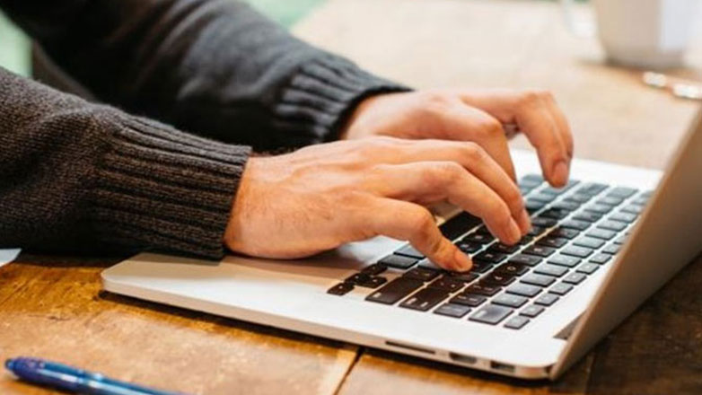 Skroutz: Πως κινήθηκαν οι εορταστικές online αγορές φέτος